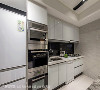 厨房
利用系统厨具将大型家电尽收于其中，打造干净立面的厨房场域。