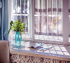 在没有阳台的客厅，我们极力利用飘窗为屋主创造明媚和煦的温暖！