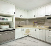厨房采用米白色调，进门左侧设计高柜，摆放消毒碗柜、微波炉和烤箱