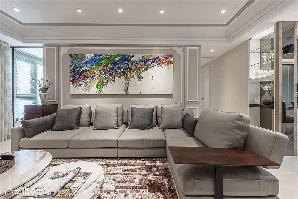 装修风格 装修设计 新古典 时尚居家 客厅图片来自幸福空间在136平，独树一帜 现代古典新美学的分享