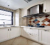 厨房地面铺贴复古砖加角花，复古彩砖菱形铺贴出背景，白色定制橱柜，简洁实用