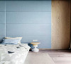 卧室的床头背景墙
由蓝色布艺软包加木镶板制成
家具和床上的亚麻布都是几何图案
使色彩柔和的房间看上去更加和谐