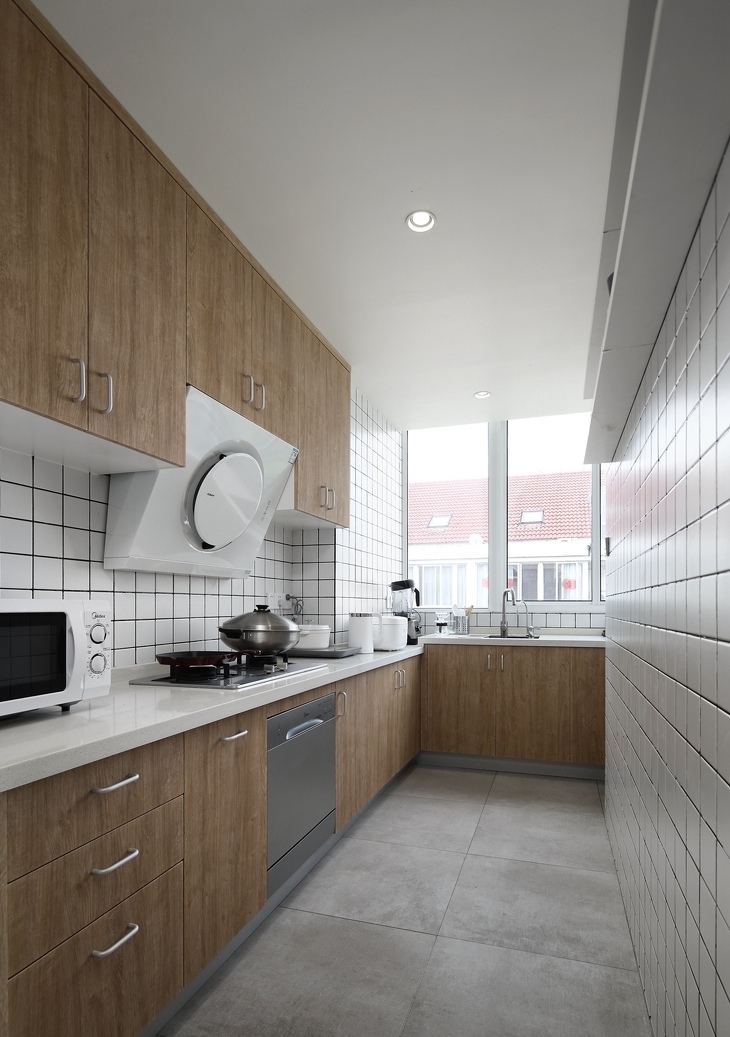 简约 四居 厨房图片来自言白设计在跃层住宅的分享