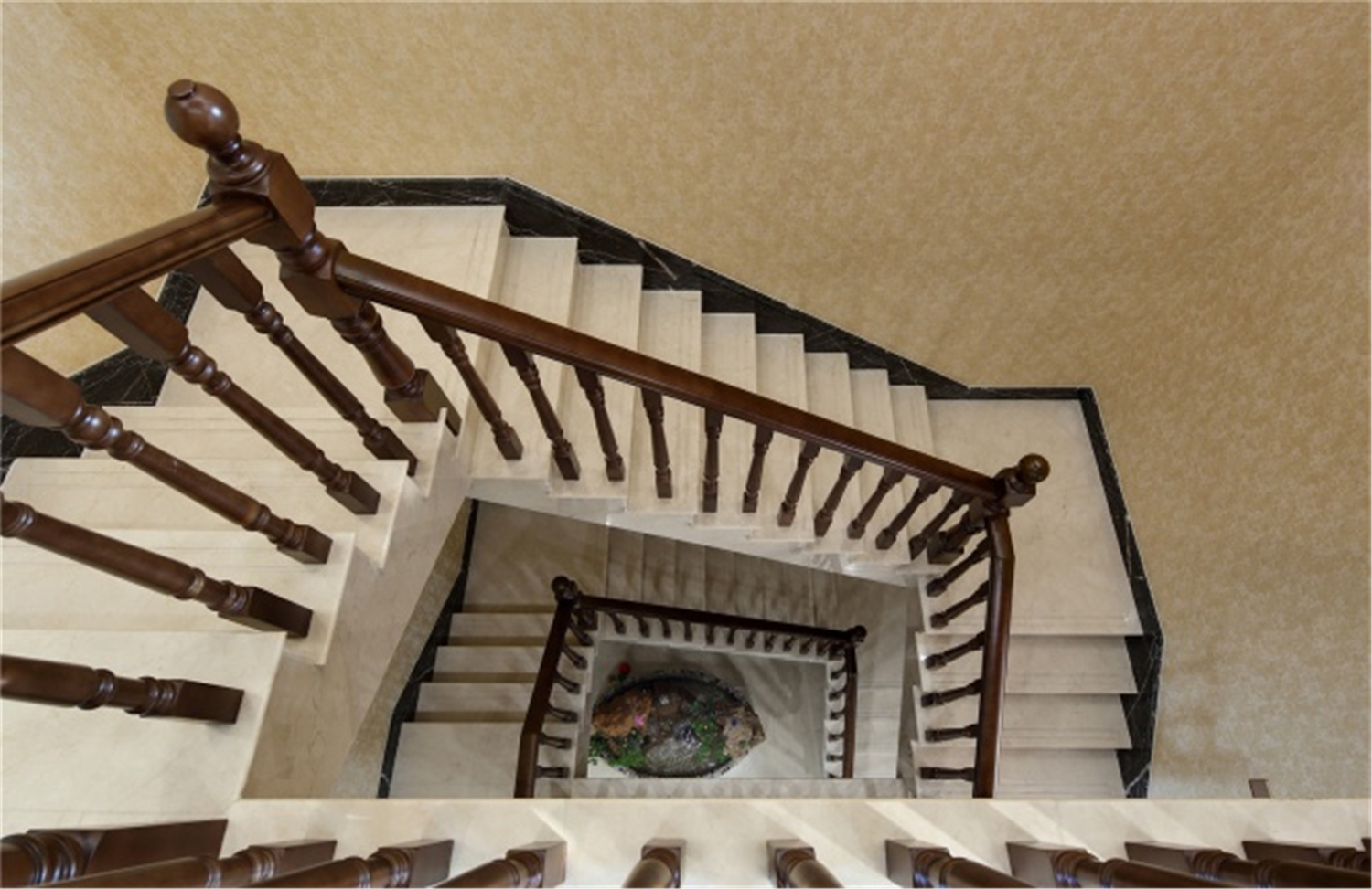 御沁园 别墅装修 新中式风格 腾龙设计 楼梯图片来自孔继民在别墅装修完工实景展示的分享