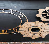 时间齿轮
天花板出现木质造型齿轮，搭配金属感罗马钟，呈现出时间齿轮意象，代表品牌事业体启动和精神传递。