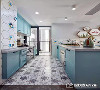 ▲ 开放式厨房采用花砖与天蓝色搭配，小空间完全不显压抑，明亮且通透