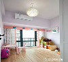 ▲ 儿童房以粉色为基调，特别为小宝贝设置了学习桌椅与玩具收纳区，整个房间精致且明亮