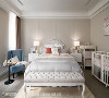 设计团队特别以白色漆为书柜主色，呼应壁墙柔和色调，床脚和床板的弯曲线条在以直线为主的空间中增加视觉层次。