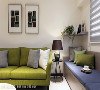 空间选以蓝、绿色家俬座垫跳脱纯白基底，藉由跳色设计勾勒客厅缤纷、活泼意象。