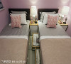 以粉嫩系漆面妆点壁面，并铺排两张单人床及床下收纳区，创造舒适、实用的卧眠空间。