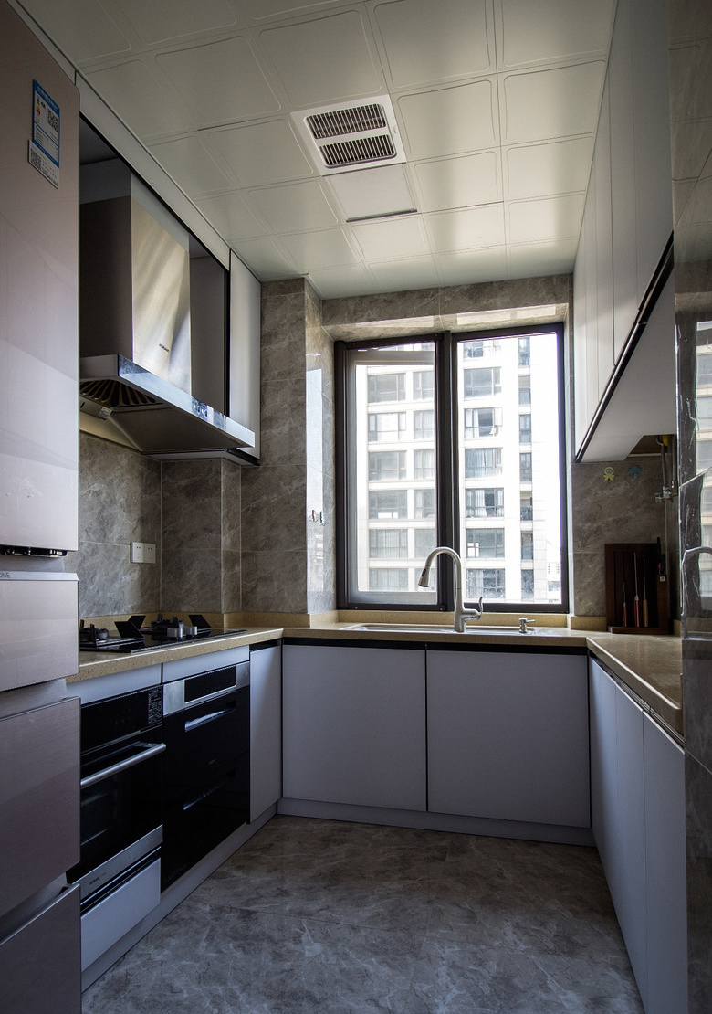 厨房图片来自家装大管家在120平现代新中式 简单优雅空间的分享