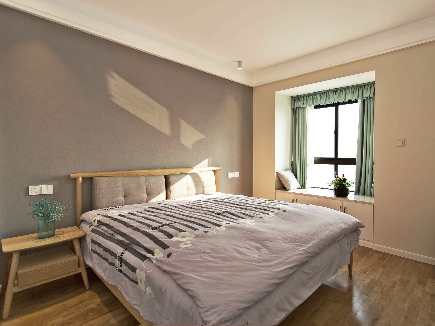 欧式 白领 收纳 80后 小资 二居 卧室图片来自温江装修公司在89㎡北欧原木风“惬意生活”的分享