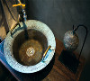 旧式洗手盘、茶壶吊灯来自Wesley游走世界的古玩收藏。