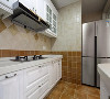 ▲ 厨房考虑到实用性选择了褐色瓷砖，带来复古雅致的感觉。