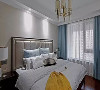 主卧布置温馨、舒适，浅色床上四件套+浅蓝色窗帘、鸡蛋黄盖毯，整个空间素雅又不失活力。