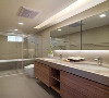 浴室采用干湿分离形式，便于清洁，使用起来也更方便。一整面墙的大镜面和长条形洗手台更配哦，时尚大气。