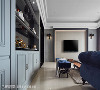 用心调色
客厅的对称壁灯是兼具时尚黑与华丽金，搭配一旁的壁柜，则是女屋主偏好的蓝色系，稳重而不失个人风格。
