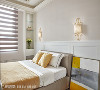 客房
以明亮色系为主体的客房，床头使用暖色壁纸，搭配对称、带有欧式线条装饰的床头灯，都在在呈现屋主的大器。