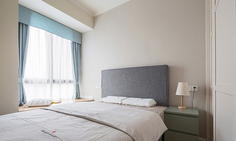 卧室图片来自家装大管家在美观大方 89平现代简约混搭空间的分享