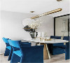 用餐区中，设计师利用石材和毛毡材料的多样性作为和谐元素。餐椅选择了一种富有的蓝色，仿佛能从视觉上提供触感。