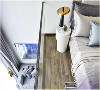 在公寓二层的尽头是主卧。在卧室的设计选择上，设计师运用了很多高质量材料来为房间奠定风格基调，木地板在空间中描绘着温和细腻的纹理，整齐竖直，搭配浅灰色的地毯颜色，呈现出温柔却冷冽的色调。