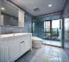 卫生间用蓝花色瓷砖衬托整个空间的色调，简单大气。透明的玻璃淋浴房搭配白色定制台与墙镜，干湿分区，简约而不失风情。