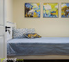 三幅挂画与蓝色床单的搭配让整个房间变得优雅而轻盈。