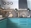 厨房是比较怀旧的设计
蓝色的橱柜、花砖、酒柜和墙上的挂钟
以及用层板来代替吊柜放置碗盘、调料
这些都能体现出复古的感觉