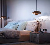 在卧室中选用温柔和谐的色彩
是能否使氛围变得更为舒适的关键