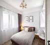 卧室回归极简，大面积的原木元素装修，保留木材的自然肌理，更加环保。白色纱帘，给空间披上一层朦胧梦幻之美。
