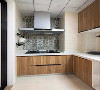 厨房墙壁上的花纹瓷砖很有特色，同时也更加方便日常清理。由于空间较小，厨具用品挂在墙上，更加方便拿取，很实用的设计。原木色橱柜增加了空间的暖色调，自然温馨感十足。