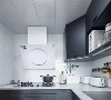 厨房的色彩在整个大空间中属于深色系，经典的黑白搭配，使得整个色调简约而又不失神韵，空间色彩上也更具有延展性。