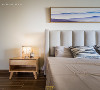 客房平日用于待客，床头的那一盏竹艺台灯，是设计师精挑细选采购回来的，能瞬间提升简单空间的质感。