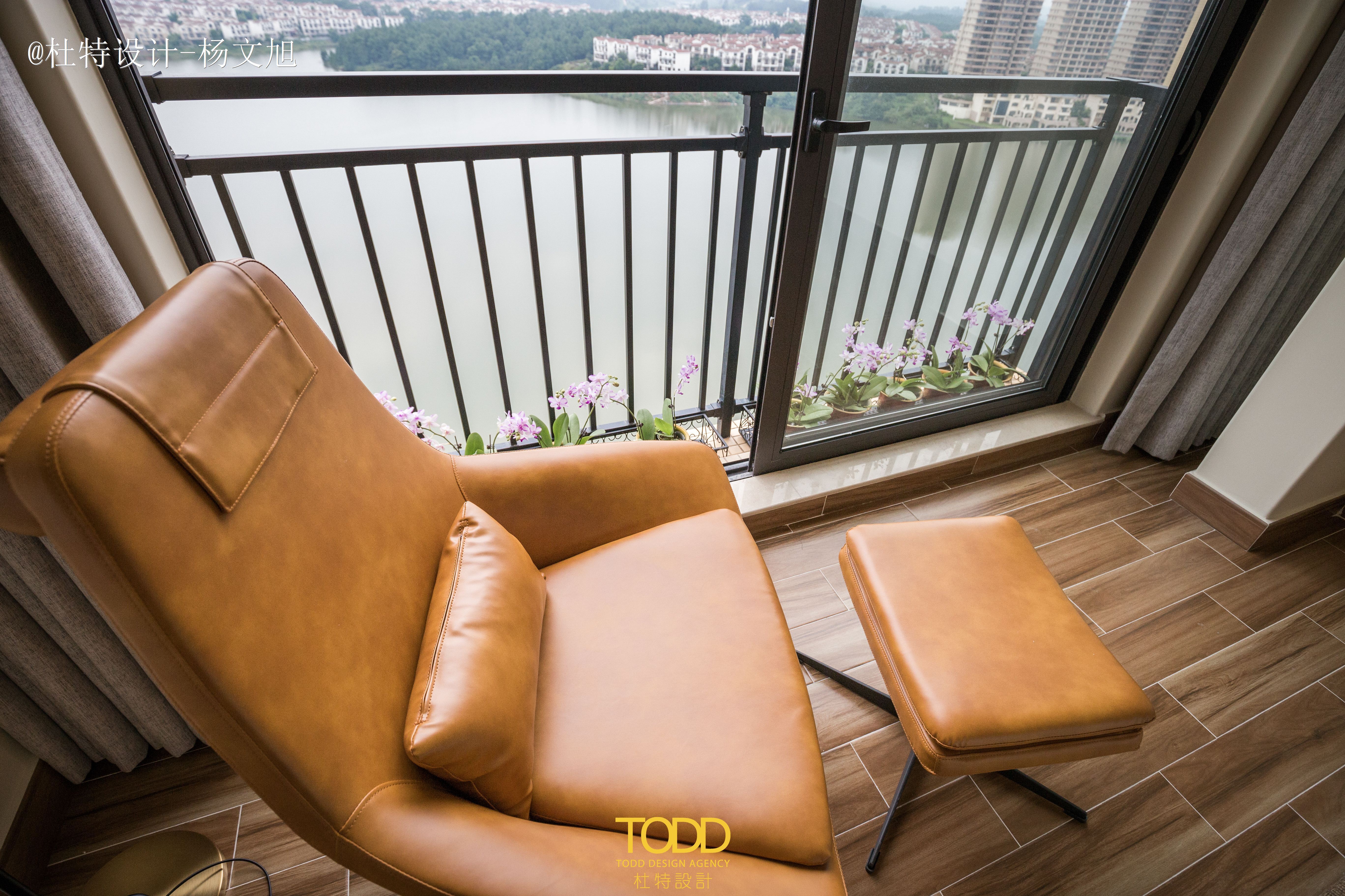 新中式 三居 简约 收纳 现代新中式 休闲椅 阳台 卧室图片来自Say_cgo在“情墨松韵”临空望湖，美不胜收的分享