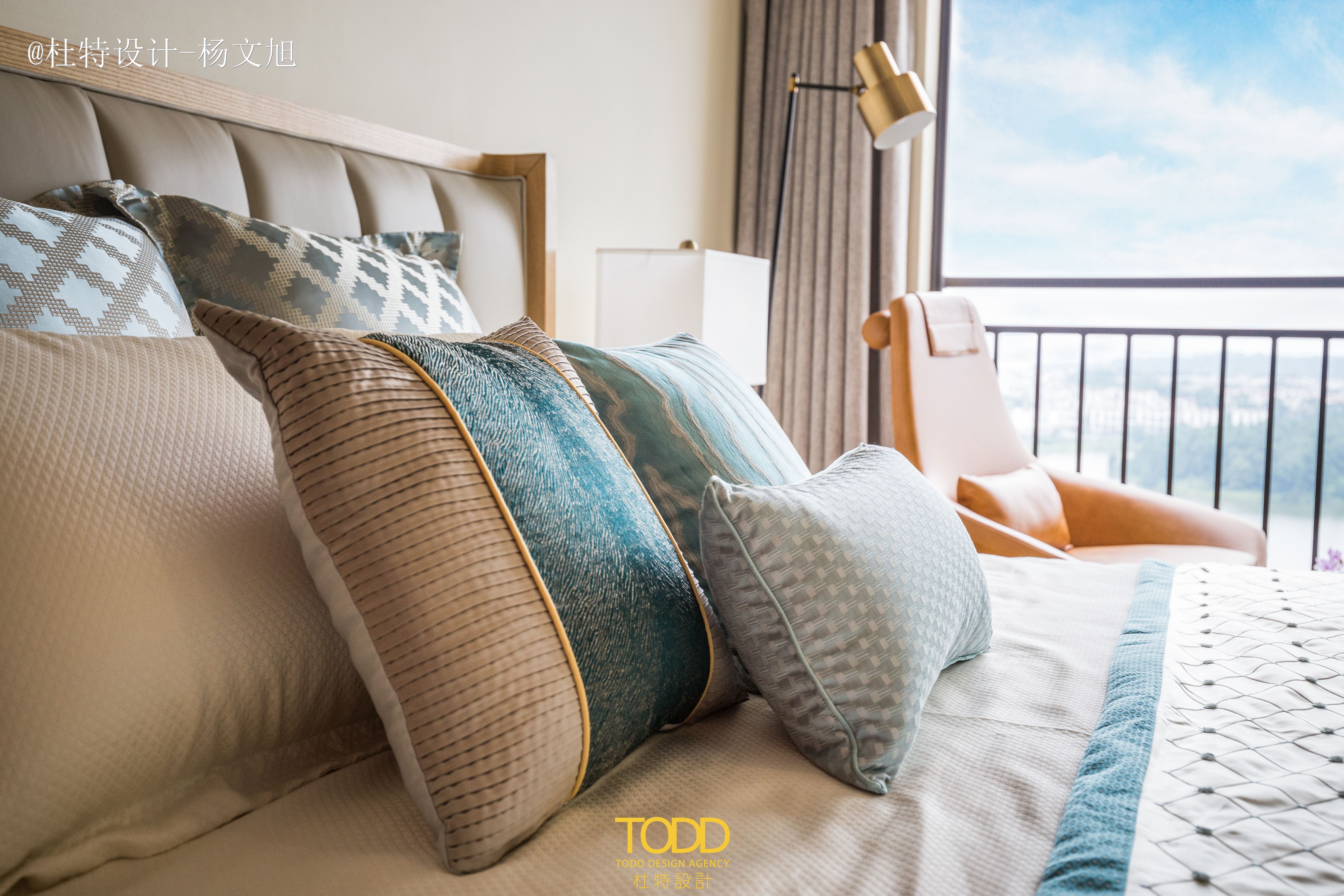 新中式 三居 简约 收纳 现代新中式 床品 卧室图片来自Say_cgo在“情墨松韵”临空望湖，美不胜收的分享
