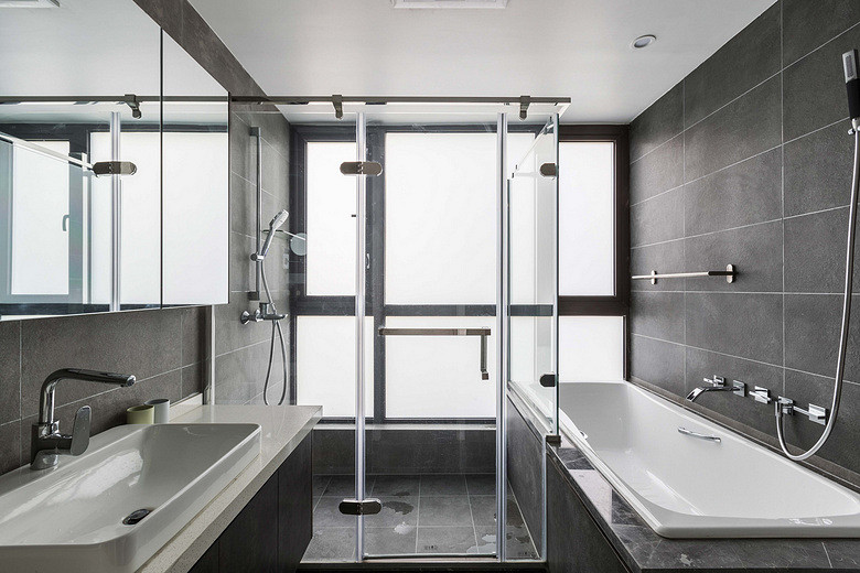 卫生间图片来自家装大管家在106平现代淡雅3居 慵懒舒适生活的分享