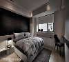 主卧
等距分割的深色床头背墙，呈现出俐落的线条感，下半部采绷布设计手法，围塑出舒适柔和的氛围。