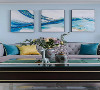 浅蓝色背景墙搭配同色系沙发，大气又高级。简单的纹路点缀刻画古典的空间感。