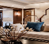 客厅以冷静线条分割待客空间和茶区，免去一切繁杂与装饰。