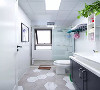 带有大理石元素的洗手台高级又实用。墙壁上的小窗保证了采光，又能通风换气。采用玻璃隔断进行干湿分离，便于卫生间的清洁。