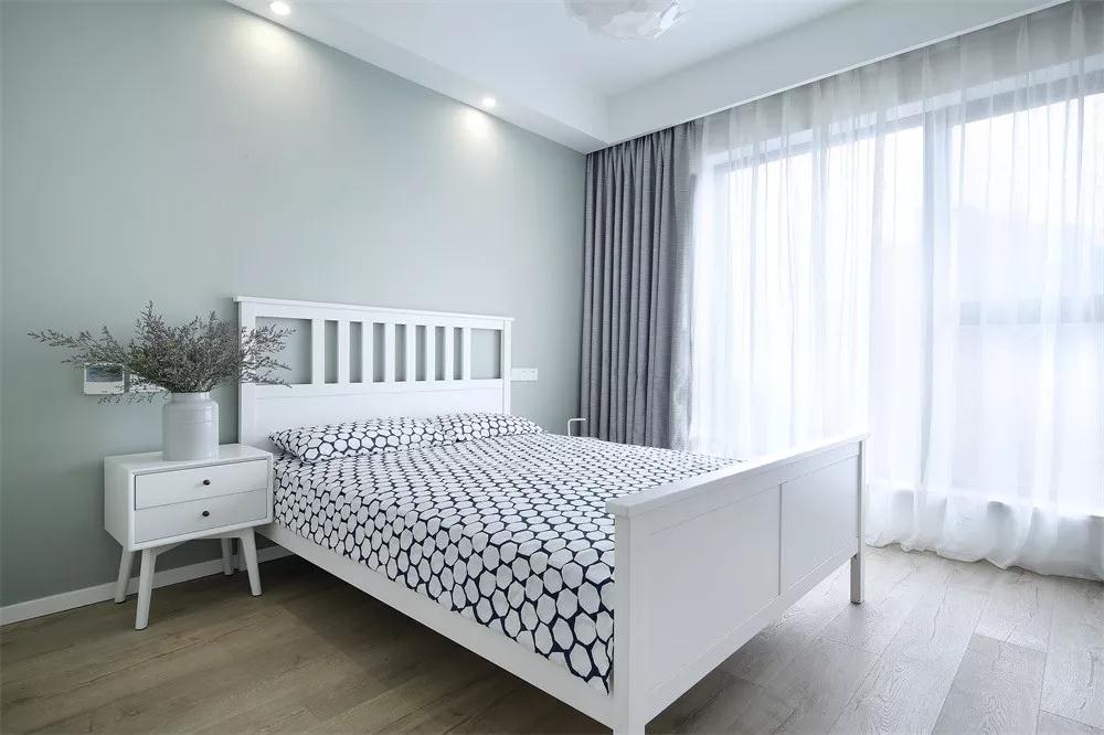 一楼的父母房以白色的家具搭配黑白色的床品,灰色的窗帘和青色的背景