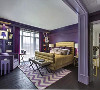 二楼东边卧室以紫色作为主色调，搭配着金色的皇帝床，不经意的呈现了浪漫的造梦空间