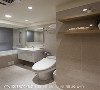 简约卫浴
卫浴空间以米色与灰色凸显舒放质感，玻璃隔屏界定干湿分离场域，让洗浴成为一种无负担的减压享受。
