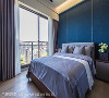 次卧房
宝蓝色调为次卧高贵优雅的基调，能够眺望市景的套房规划，成为亲友暂居的最佳休憩之处。