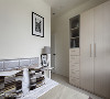 客房
春雨设计依照既有的柜体色系，安排质感独具的客房品味。