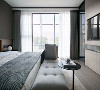 主卧室在材质与陈设的甄选中气质尤显，开放的布局吸纳阳光空气，让休憩安然适意。