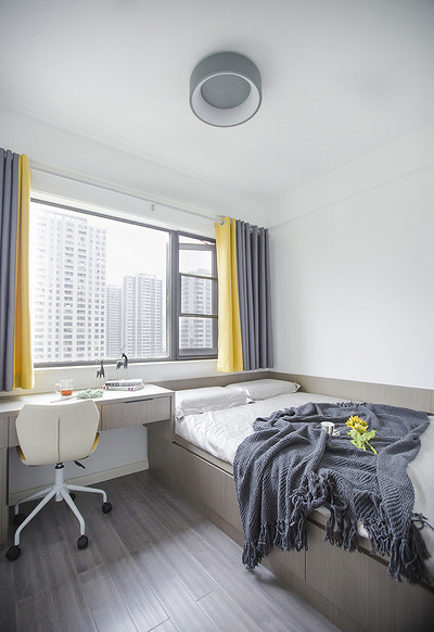 现代 混搭 三居 白领 卧室图片来自家装大管家在尽显气质 102平现代素雅风3居室的分享