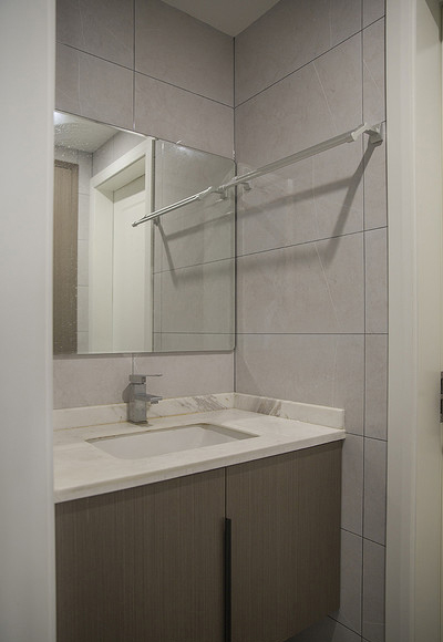 现代 混搭 三居 白领 卫生间图片来自家装大管家在尽显气质 102平现代素雅风3居室的分享