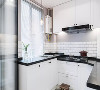 因为户型和空间的原因，厨房设计成了半包围的形式，呈U字型，黑色的大理石台面和白色的橱柜是经典搭配，清洗区、烹饪区分区明显。