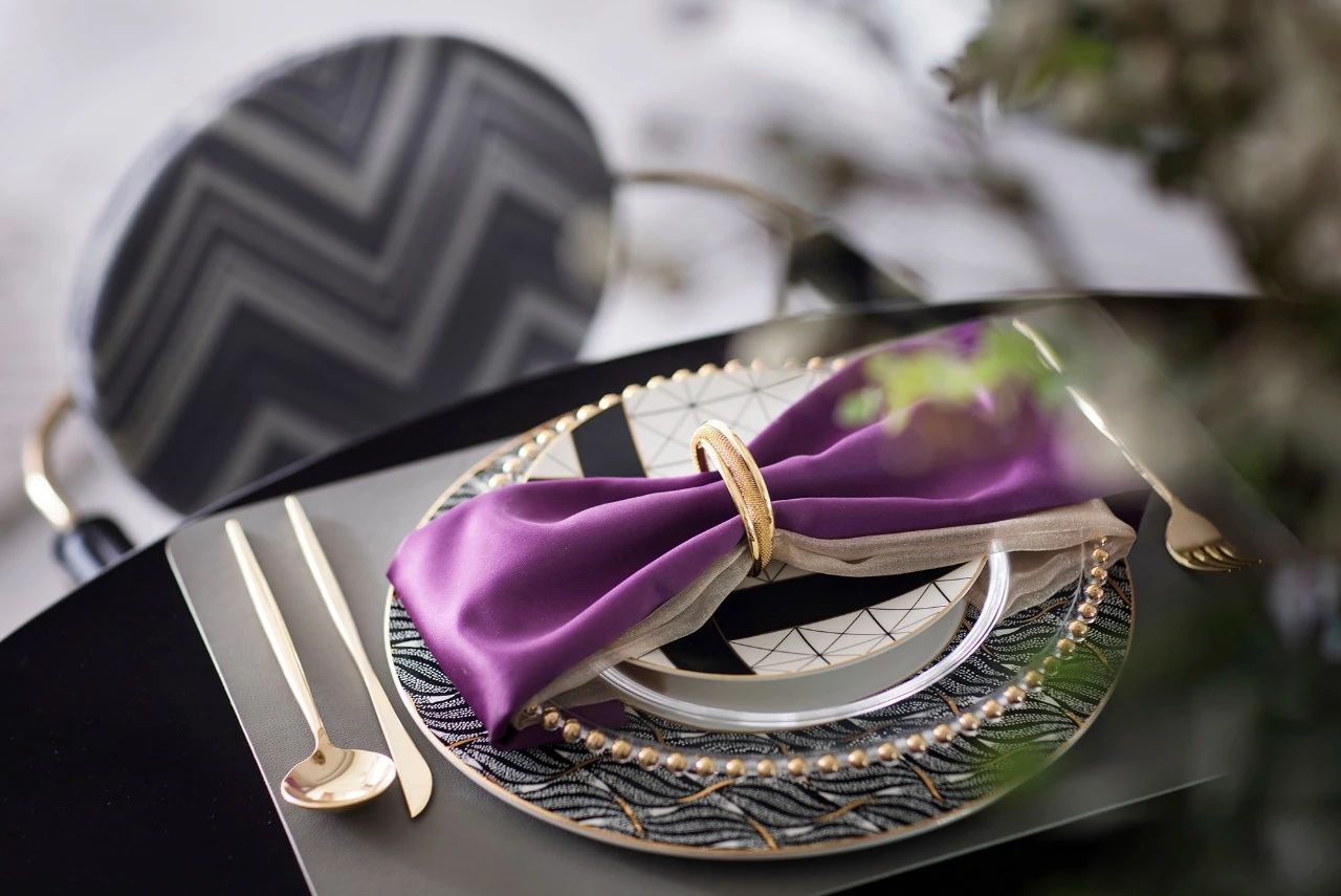 现代 紫色 混搭 高级灰 全案设计 品质家装 餐厅图片来自鹏友百年装饰在高级灰+紫色,成就不凡的高雅格调的分享